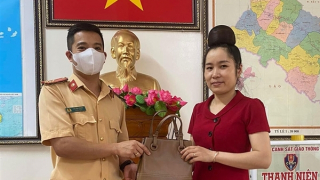 Thượng úy CSGT nhặt được túi xách, trả lại người đánh rơi