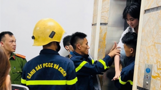 Kịp thời giải cứu 4 học sinh mắc kẹt trong thang máy