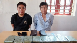 Khống chế 2 đối tượng người Lào mang theo súng vận chuyển 8 bánh heroin