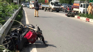 Tự lao vào xe tải đậu ven đường, 3 học sinh thương vong