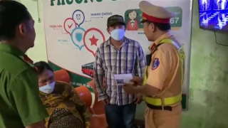 CSGT kịp thời giúp gia đình sản phụ bị nhà xe bỏ rơi