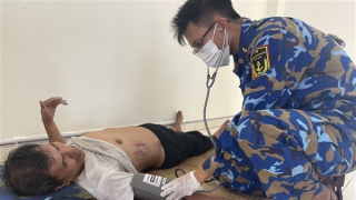 Kịp thời cấp cứu ngư dân bị nạn tại khu vực biển quần đảo Trường Sa