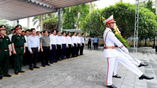 Thủ tướng dâng hương tưởng niệm các Anh hùng Liệt sĩ tại Nghĩa trang Vị Xuyên