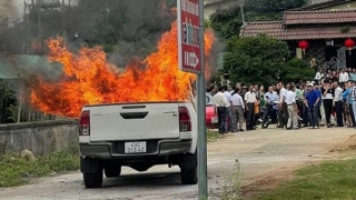 Xe bán tải bốc cháy sau tiếng nổ lớn, tài xế tử vong