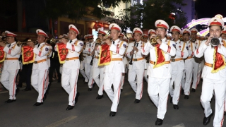 Nô nức xem Đoàn Nghi lễ CAND biểu diễn trên tuyến phố đi bộ TP Phủ Lý