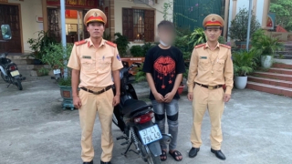 Đầu trần biểu diễn "bốc đầu" xe máy trên quốc lộ