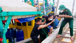 Tiếp nhận 5 ngư dân bị nạn trên biển vào bờ an toàn