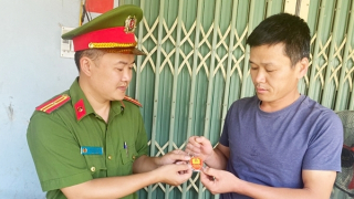 "Móc khoá đảm bảo ANTT" - Sáng kiến hay của Công an xã Tri Phương