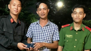 Nhặt điện thoại “xịn”, 2 chiến sĩ Cảnh sát cơ động trả lại người đánh rơi