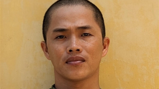 Lưu clip “nóng” trong điện thoại, nữ chủ cửa hàng bị “người em” chơi khăm