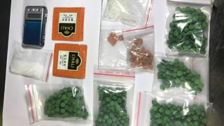 Có tật giật mình, nam thanh niên vứt bỏ xe máy cùng hàng trăm viên ma túy