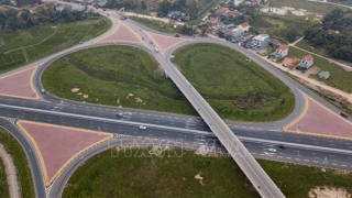 Khẩn trương nghiên cứu, đề xuất phương án đầu tư xây dựng cao tốc qua 2 tỉnh, thành phố