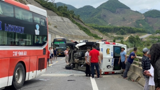 Xe khách lấn làn, đấu đầu xe chở đoàn rước dâu trên cao tốc