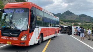 Xe khách va quẹt với xe tải trước khi gây tai nạn tông xe đám cưới
