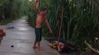 Chồng cầm chổi đánh vợ không nương tay trên bờ kênh