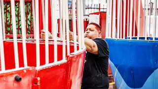 Kỷ lục dùng tay trần quay vòng đu quay