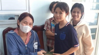 Ba thiếu niên nghèo không tham của rơi