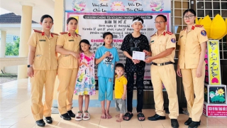 Sẻ chia với 4 con thơ của người mẹ qua đời vì tai nạn giao thông