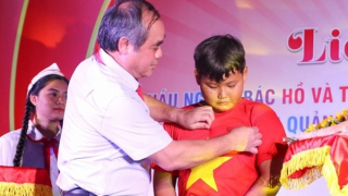 Trao huy hiệu "Tuổi trẻ dũng cảm" tặng nam sinh lớp 6 cứu 2 người đuối nước