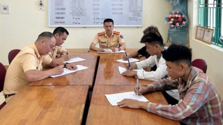 Rủ nhau kẹp ba bốc đầu xe máy rồi đăng Facebook