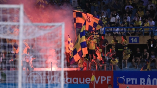 Pháo sáng lại cháy trên sân Hàng Đẫy