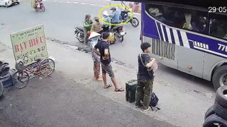 Bắt tên cướp giật dây chuyền của người phụ nữ đang đón xe về quê