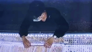 Giả khách mua rồi cướp giật sợi dây chuyền vàng