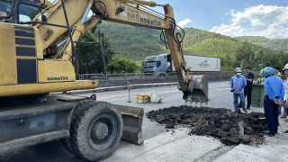Xử lý sự cố sụt lún thành hố trên mặt Quốc lộ 1A