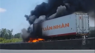 Xe đầu kéo bốc cháy trên Quốc lộ