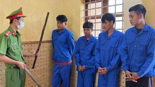 Sau chầu nhậu, rủ nhau đi chặn xe khách để đập phá