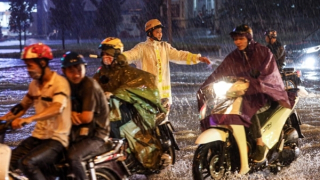 Miền Bắc nắng nóng cả ngày, chiều tối đổ mưa