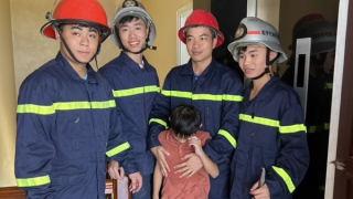 Giải cứu cháu bé mắc kẹt trong thang máy do mất điện