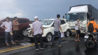 Ba ôtô "dồn toa" trên cầu Rạch Miễu