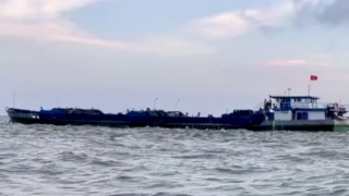 Sà lan 2.000 tấn khai thác cát sai khung giờ cấp phép