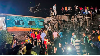 Ba đoàn tàu tốc hành Ấn Độ đâm liên hoàn, hơn 200 người thiệt mạng