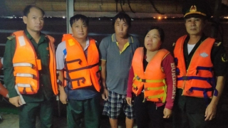 Cứu 2 người trên sà lan chở đá chìm trên sông Soài Rạp