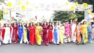 Hơn 6.000 phụ nữ diễu hành áo dài trên đường phố Nha Trang