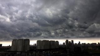 Cảnh báo mưa lớn kèm giông, lốc ở Hà Nội