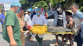 Người dân xúc động trước hình ảnh Trung tá CSGT làm "shipper"