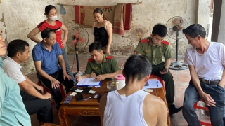 Học viên Công an "ba cùng" với Công an xã giúp dân