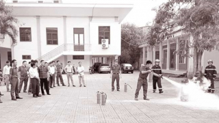 Tặng thiết bị phòng cháy, chữa cháy cho hộ nghèo