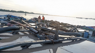 Bắt giữ 7 phương tiện khai thác, vận chuyển trái phép cát trên sông Tiền