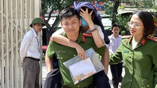 Xúc động hình ảnh Thượng uý Công an cõng thí sinh bị gãy chân vào phòng thi