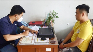 Vờ mua hàng rồi cướp dây chuyền của chủ tiệm tạp hóa