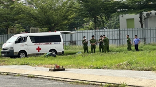 Xác chết cháy đen trong bãi đất trống là do tự thiêu