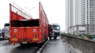 Xe đầu kéo mất lái, tông vào lan can Vành đai 3 trên cao