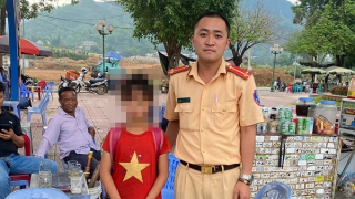 Bị lạc khi đi thăm bà ngoại, bé gái 11 tuổi được CSGT giúp đỡ