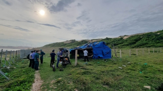 Đi chăn bò, hoảng hồn thấy người treo cổ trong chòi ven biển