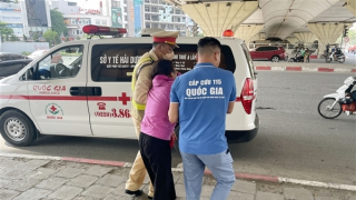 CSGT giúp người phụ nữ đi xe máy ngã bất tỉnh giữa đường