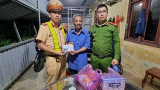 CSGT kịp thời hỗ trợ người làm thuê bị nhà xe bỏ rơi giữa đường